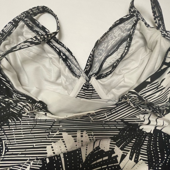 Miraclesuit Size 10 Tankini Top in Black & White. Bottoms in Size 12 solid Black - Picture 8 of 15